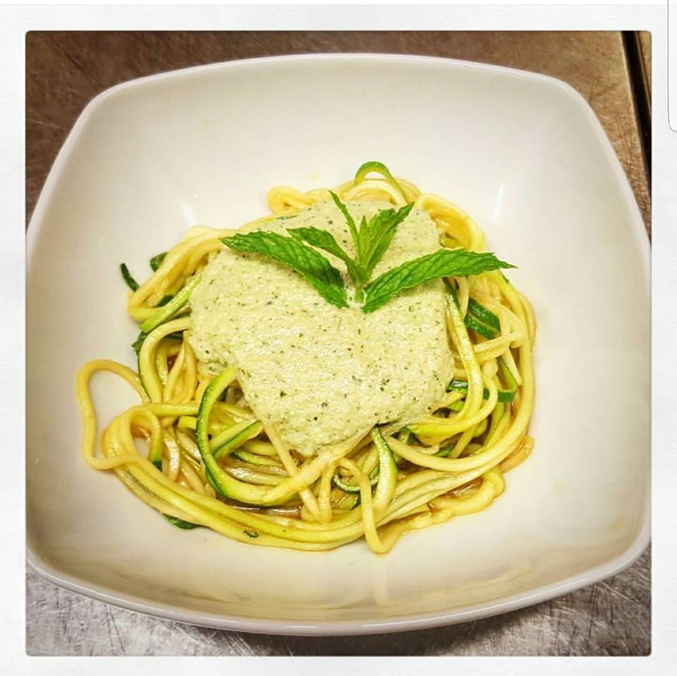 Spaghetti di zucchine crudiste con pesto - IL PROFUMO DELLA