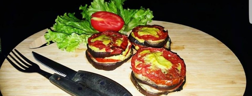 melanzane e pomodori con salsa ai peperoni